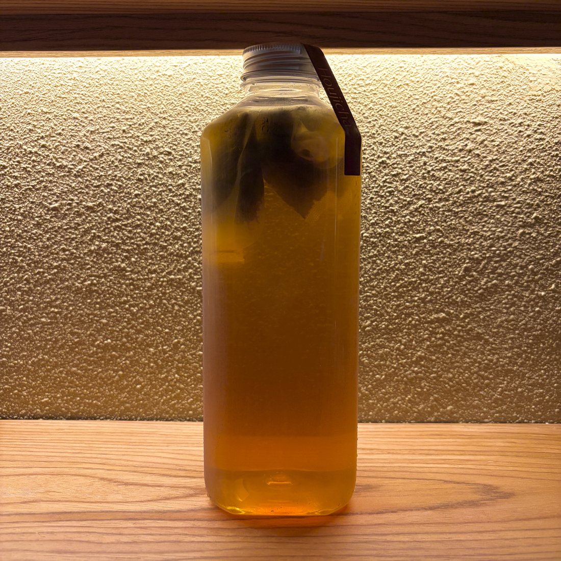 A 1L bottle of cold brew hojicha