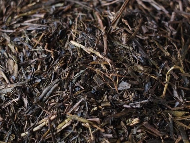 Hojicha tea leaves